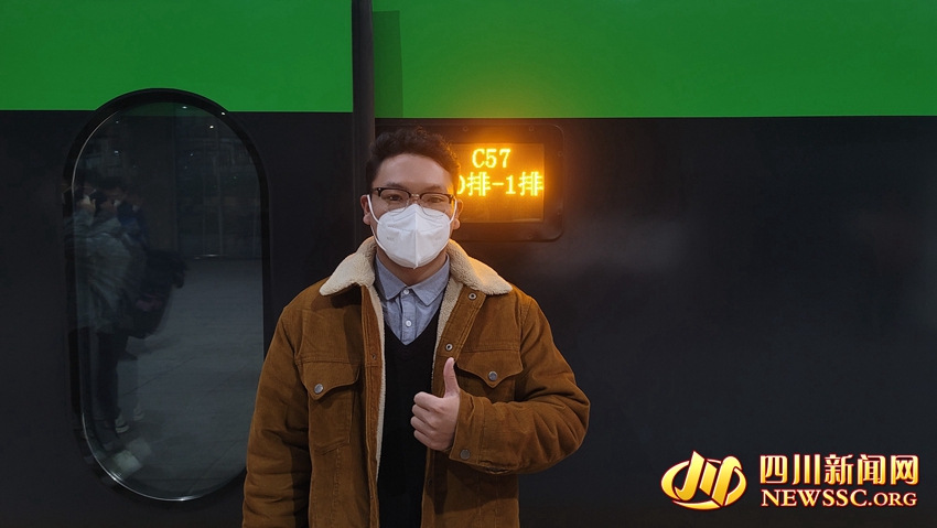 乘客與動(dòng)車(chē)合影留念.jpg