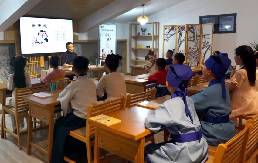 2.任用霖給孩子們上國(guó)學(xué)課。西充縣煙草專賣局供圖