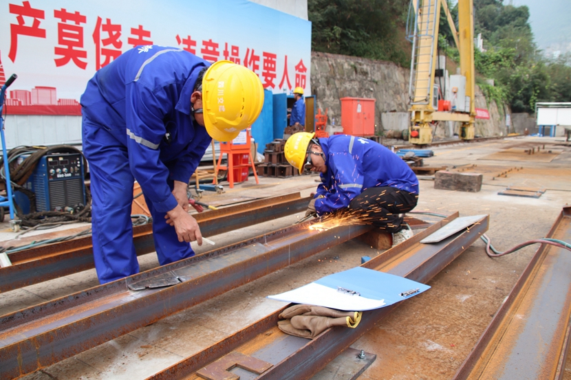 2024年2月21日，沿江高速ZX1項(xiàng)目部新市金沙江特大橋拼裝場(chǎng)內(nèi)進(jìn)行胎架加工_副本.jpg